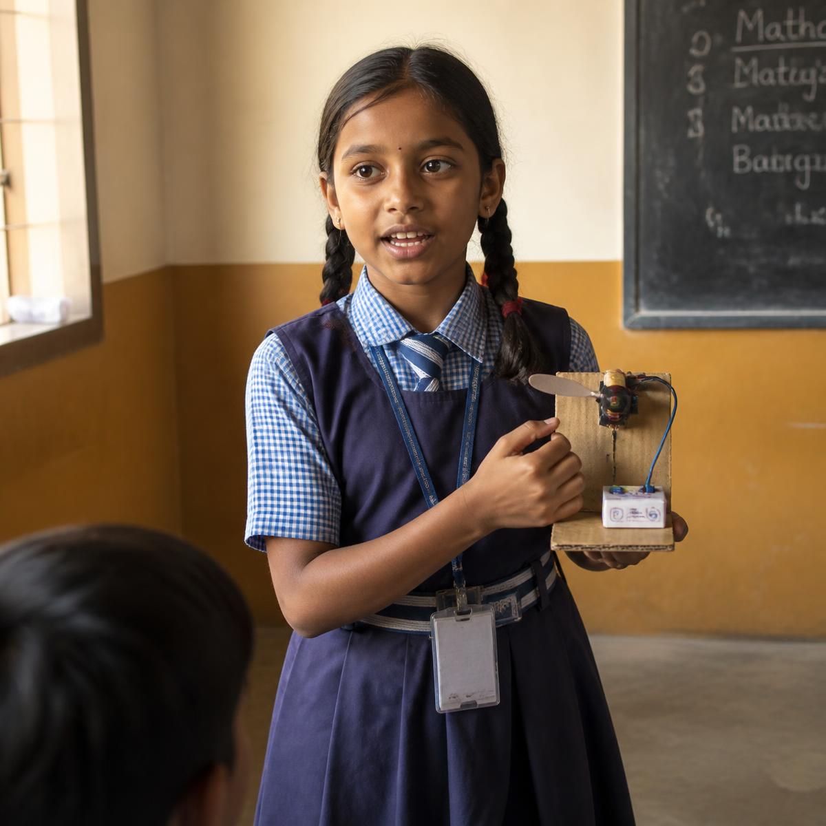 A child explaining the device she built